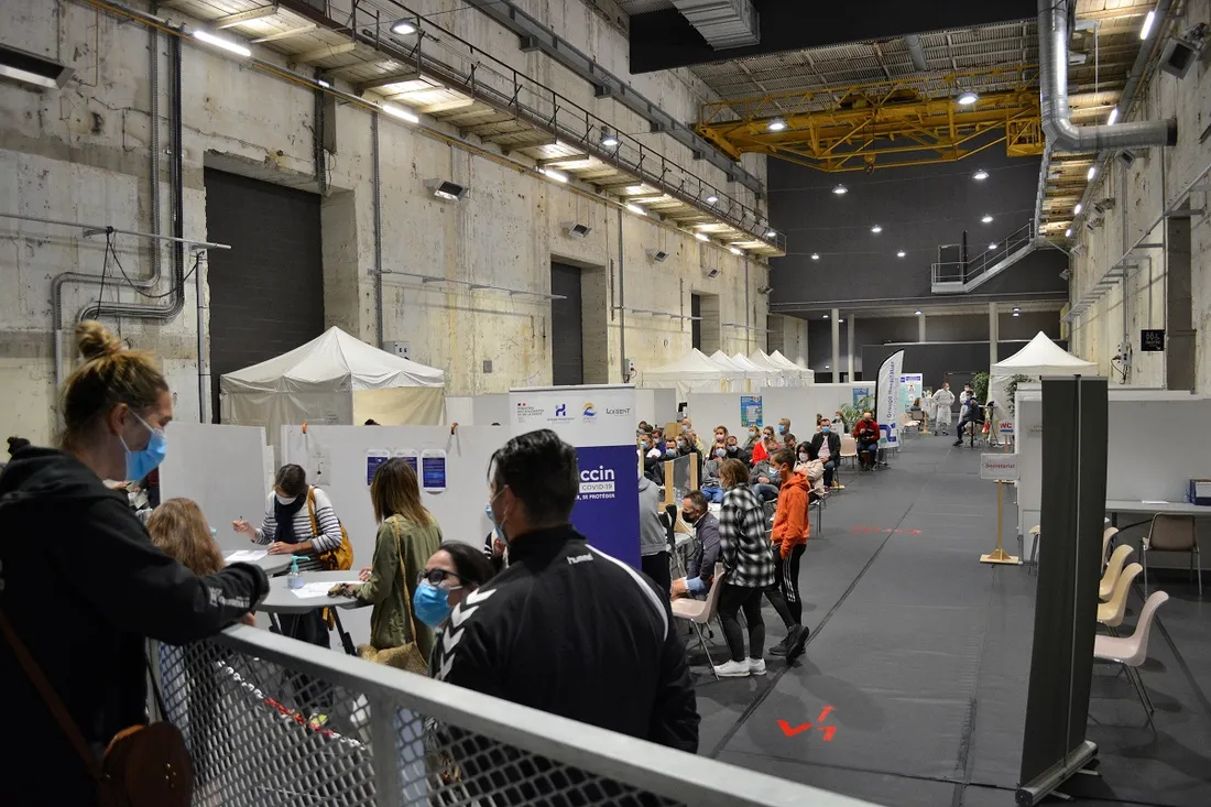 La file d'attente au centre de vaccination de Lorient-La Base